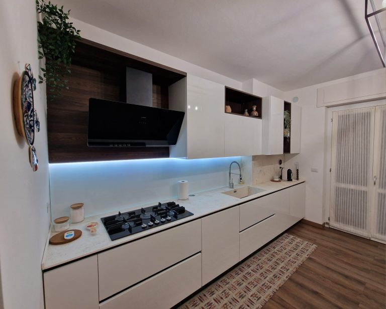 Cucina lineare bianco lucido con illuminazione sottopensile