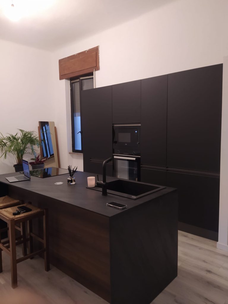 Cucina moderna nera con penisola e colonne a tutta altezza