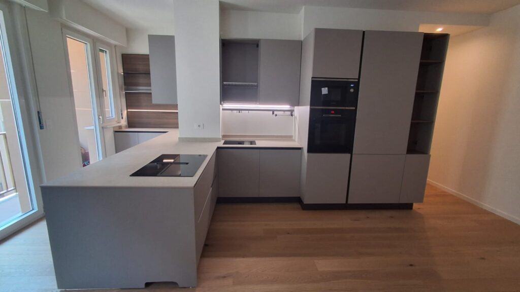 Cucina sartoriale con penisola e colonne grigio chiaro