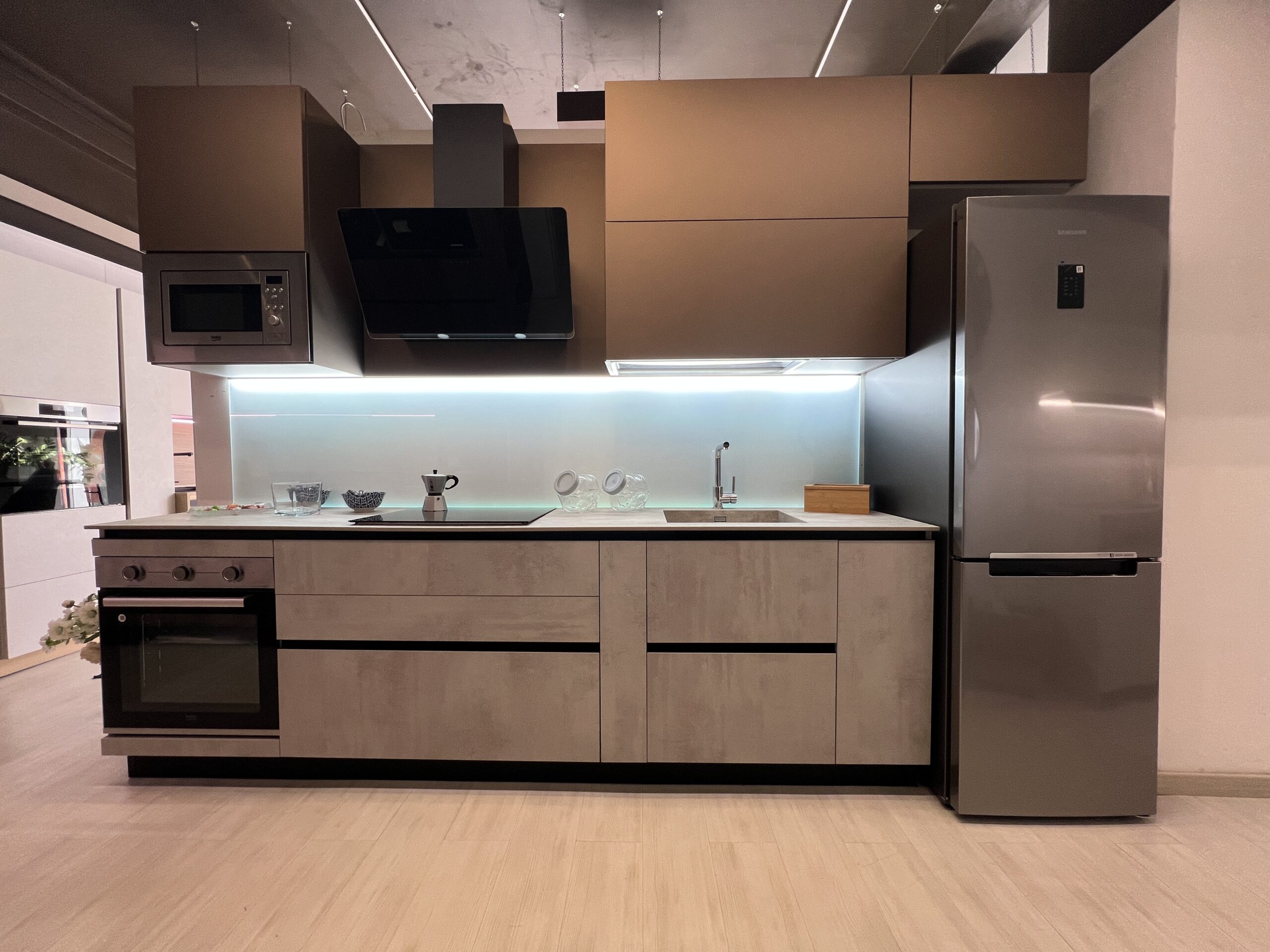 Cucina lineare 360 cm color cemento con pensili bronzo