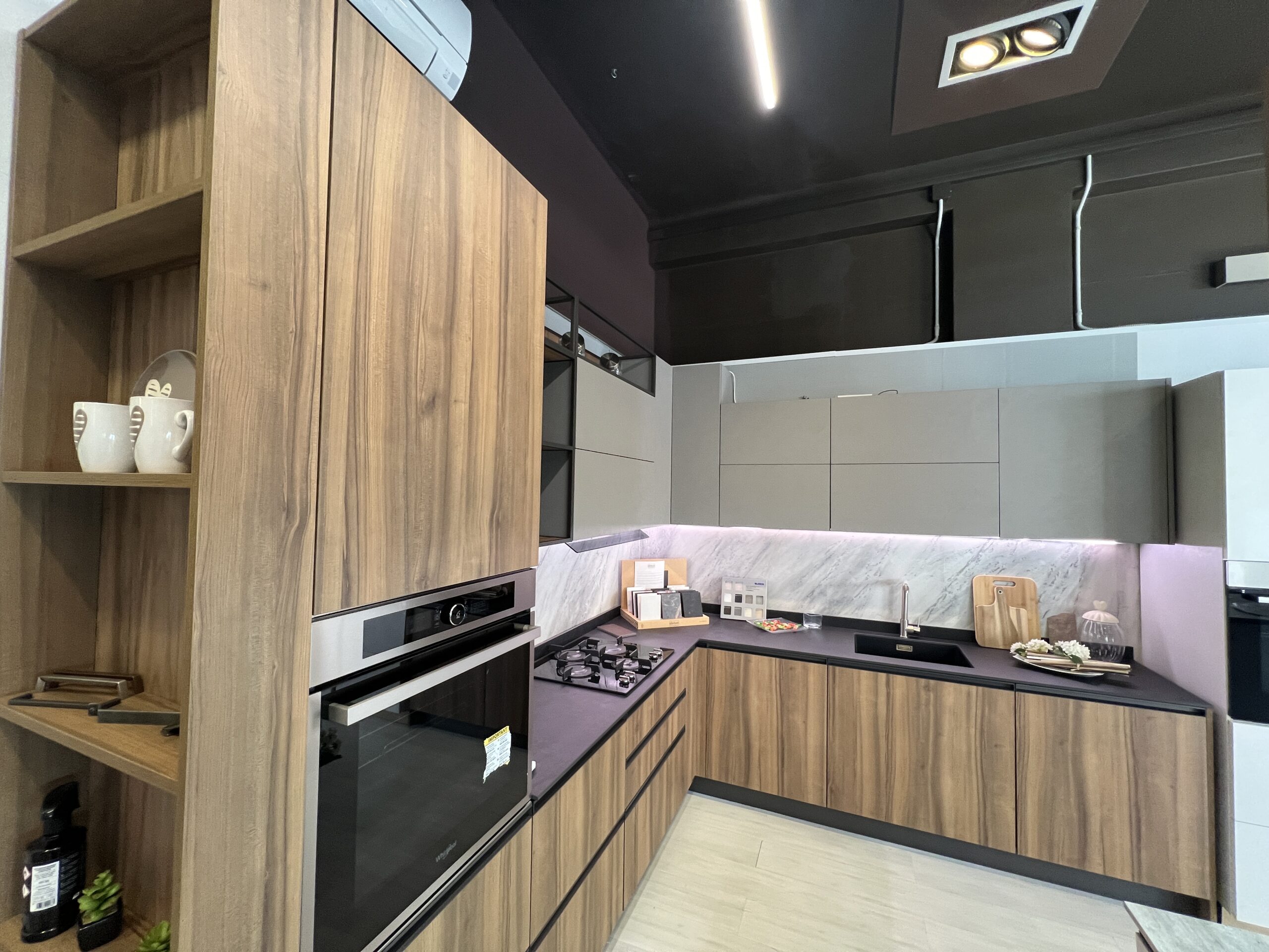 Cucina angolare in noce America con maniglia titanio