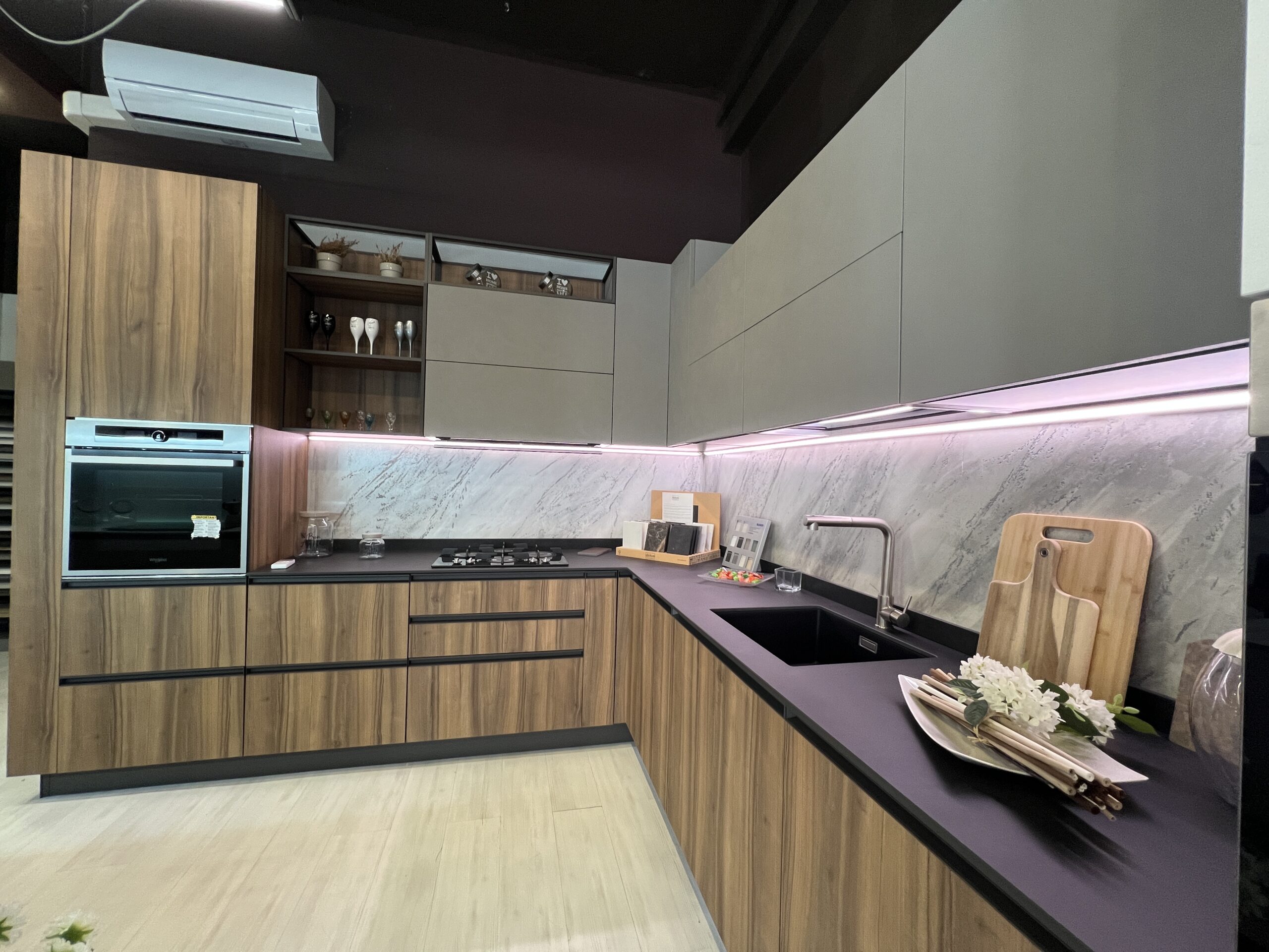 Dettaglio pensili e vani a giorno della cucina angolare