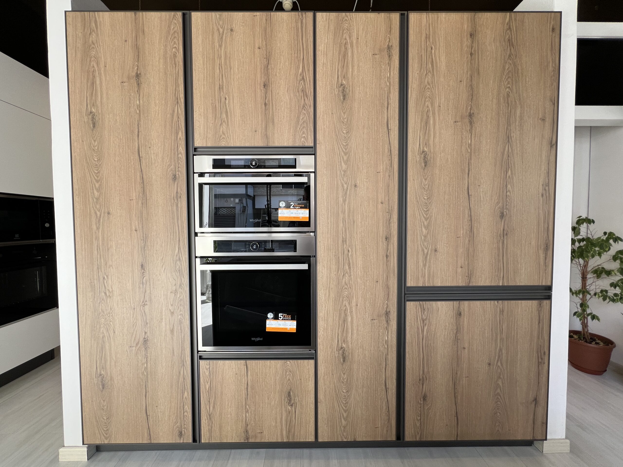 Cucina con isola in vetro verde oliva e telaio titanio