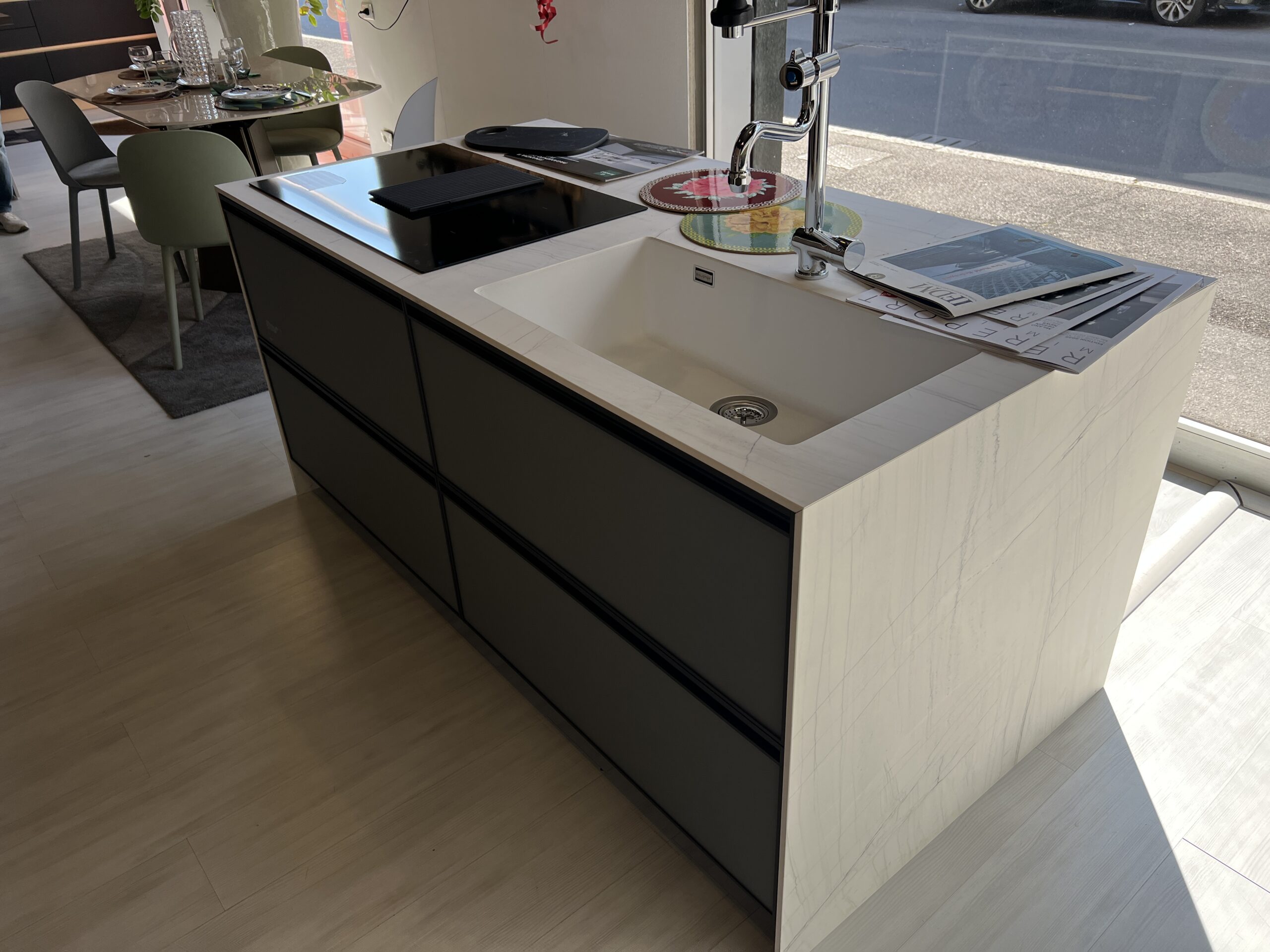 Dettaglio isola con piano cottura e cappa integrata