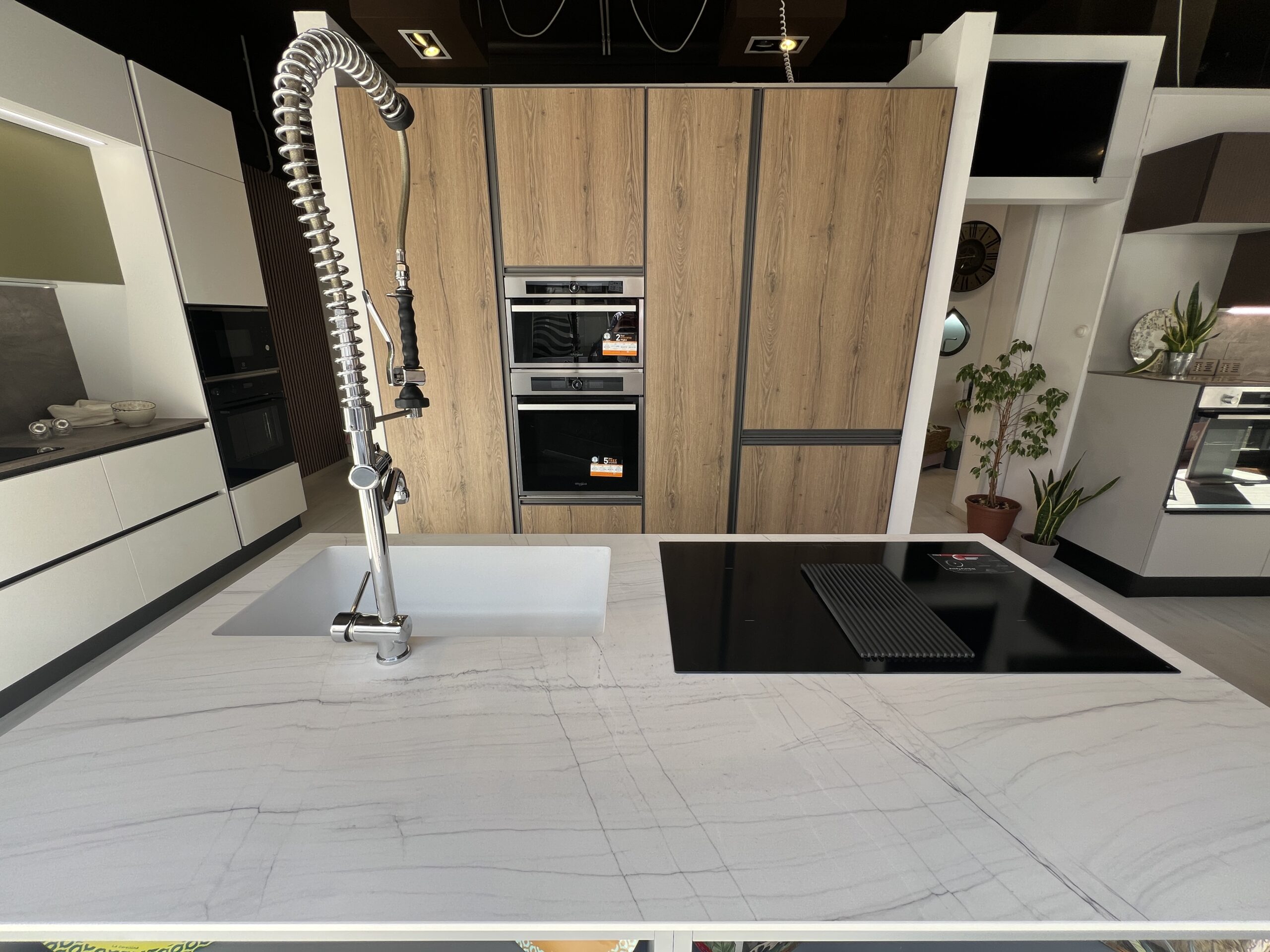 Parete colonne con frigorifero, dispensa, forno e micro